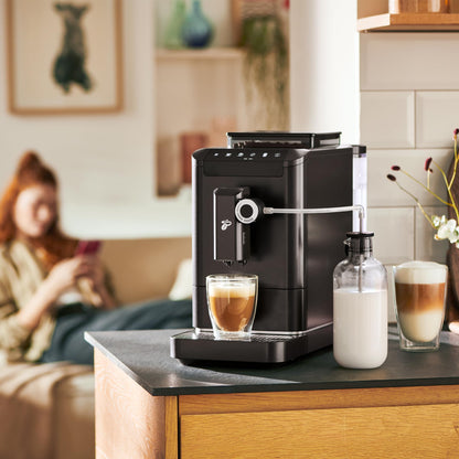 Tchibo Kaffeevollautomat Esperto2 Milk mit One-Touch Milchfunktion und 2-Tassen-Funktion für Espresso, Caffè Crema, Capuccino und Milchschaum, Granite Black - INKLUSIVE Kaffeeprobierset GRATIS